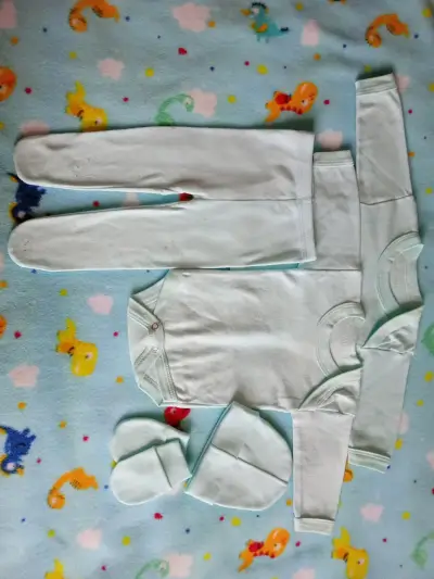 Ropa de bebé celeste claro - miniatura 1
