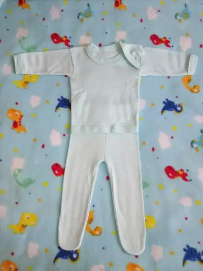Ropa de bebé celeste claro - miniatura 3