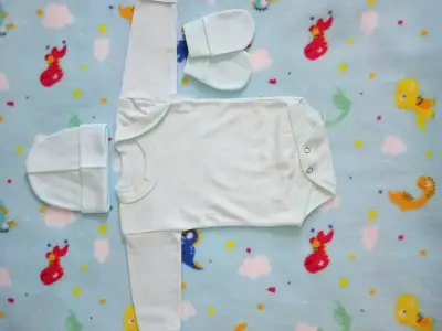 Ropa de bebé celeste claro - miniatura 4