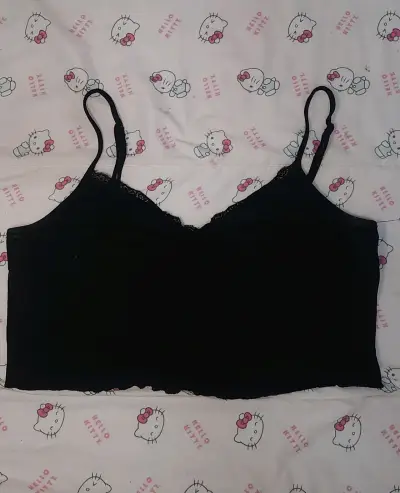 Top negro con encaje en escote - miniatura 1
