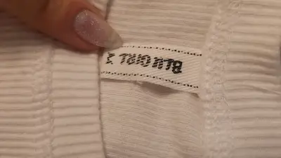 Polera blanca con estampado negro - miniatura 2