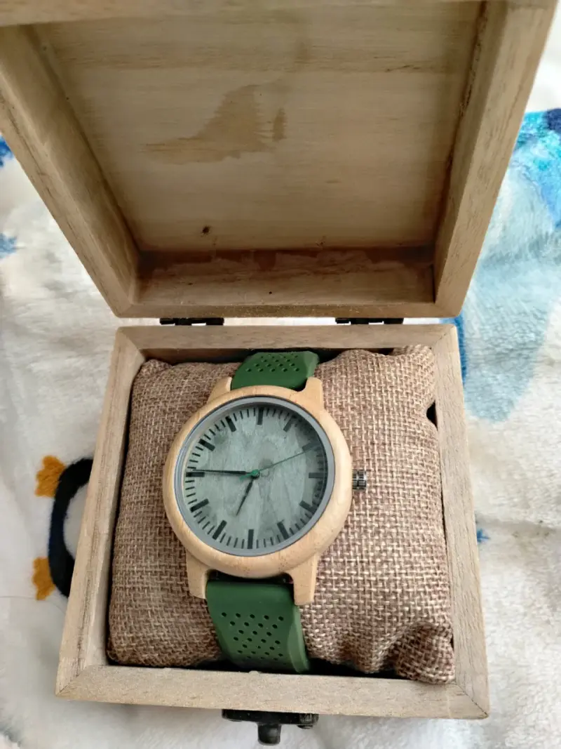 Reloj de madera con correa verde
