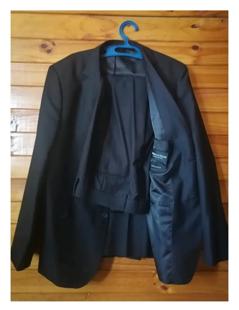 Blazer negro formal y pantalón.