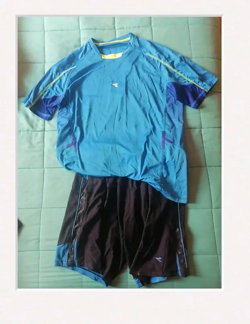 Conjunto deportivo azul y negro
