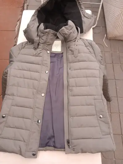 Chaqueta acolchada gris con capucha - miniatura 1