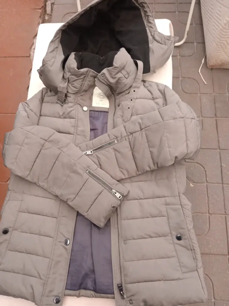 Chaqueta acolchada gris con capucha - 2