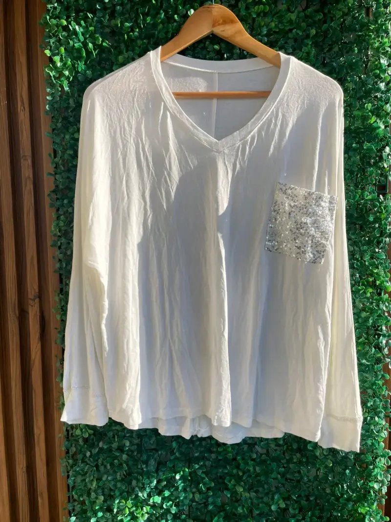 Polera blanca con bolsillo brillante