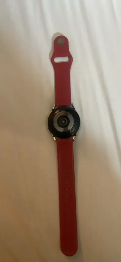 Smartwatch con correa roja - miniatura 1