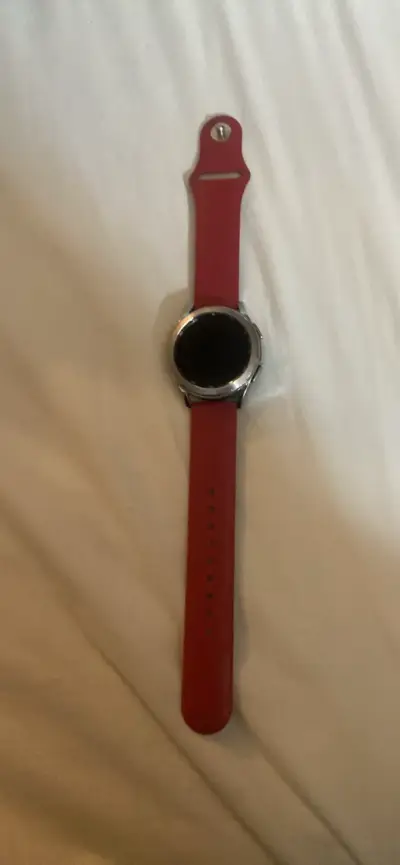 Smartwatch con correa roja - miniatura 2