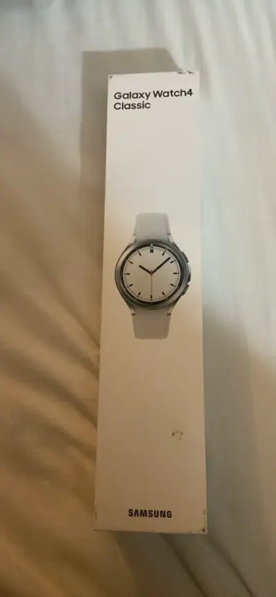 Smartwatch con correa roja - miniatura 3