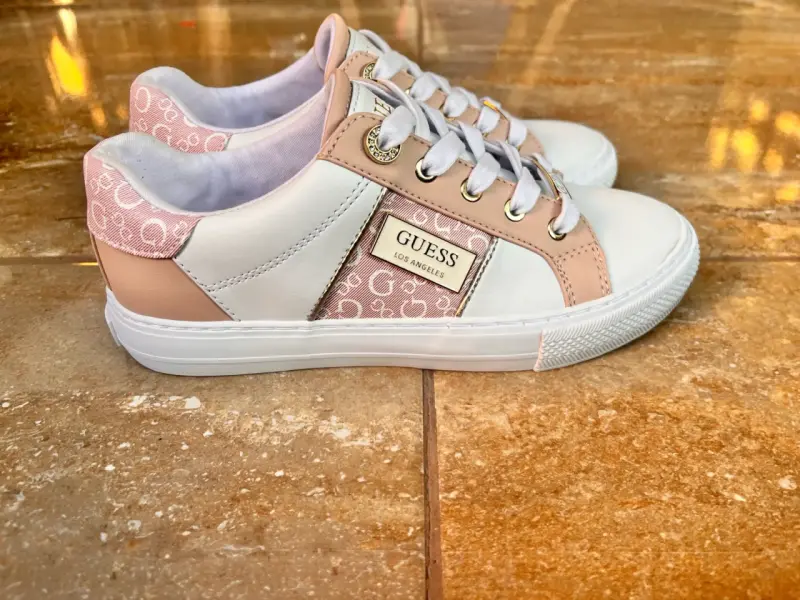 Zapatillas Guess rosadas y blancas - 1