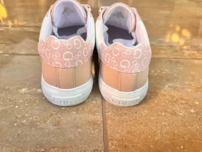 Zapatillas Guess rosadas y blancas - miniatura 2