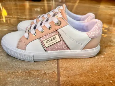 Zapatillas Guess rosadas y blancas - miniatura 3