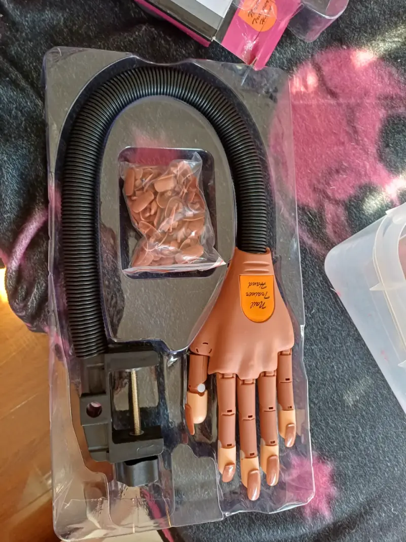 Mano de práctica para uñas