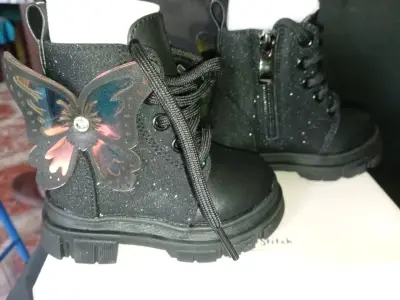 Botines negros con mariposa - miniatura 1