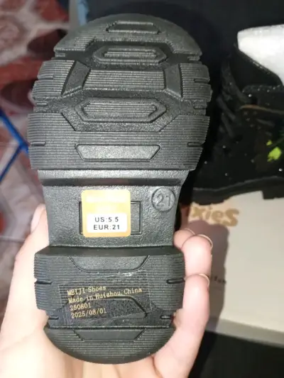 Botines negros con mariposa - miniatura 2