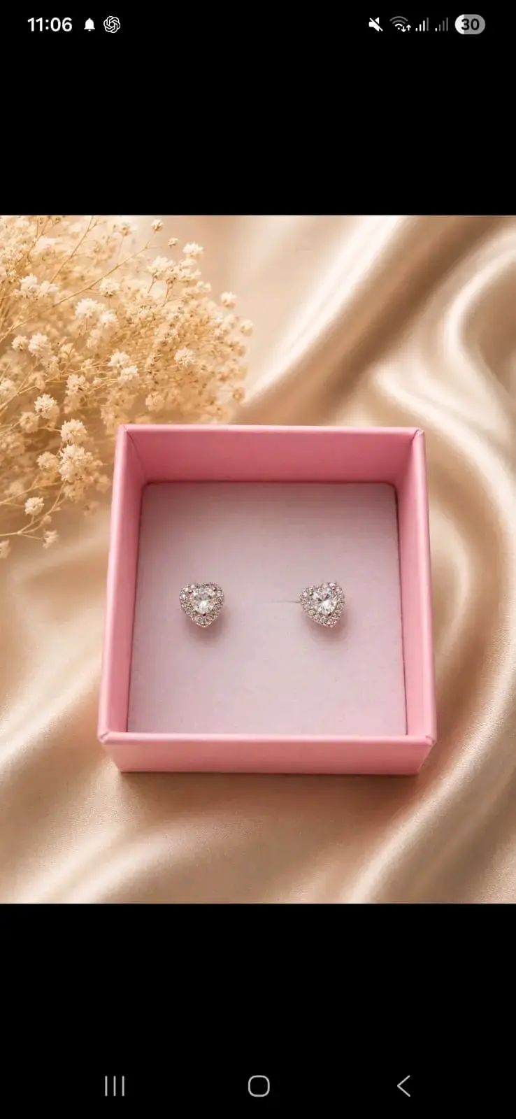 Aros de corazón brillantes en caja