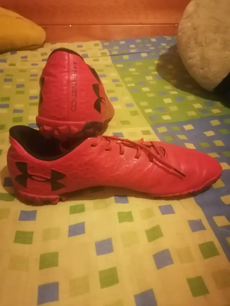 Botines rojos de fútbol