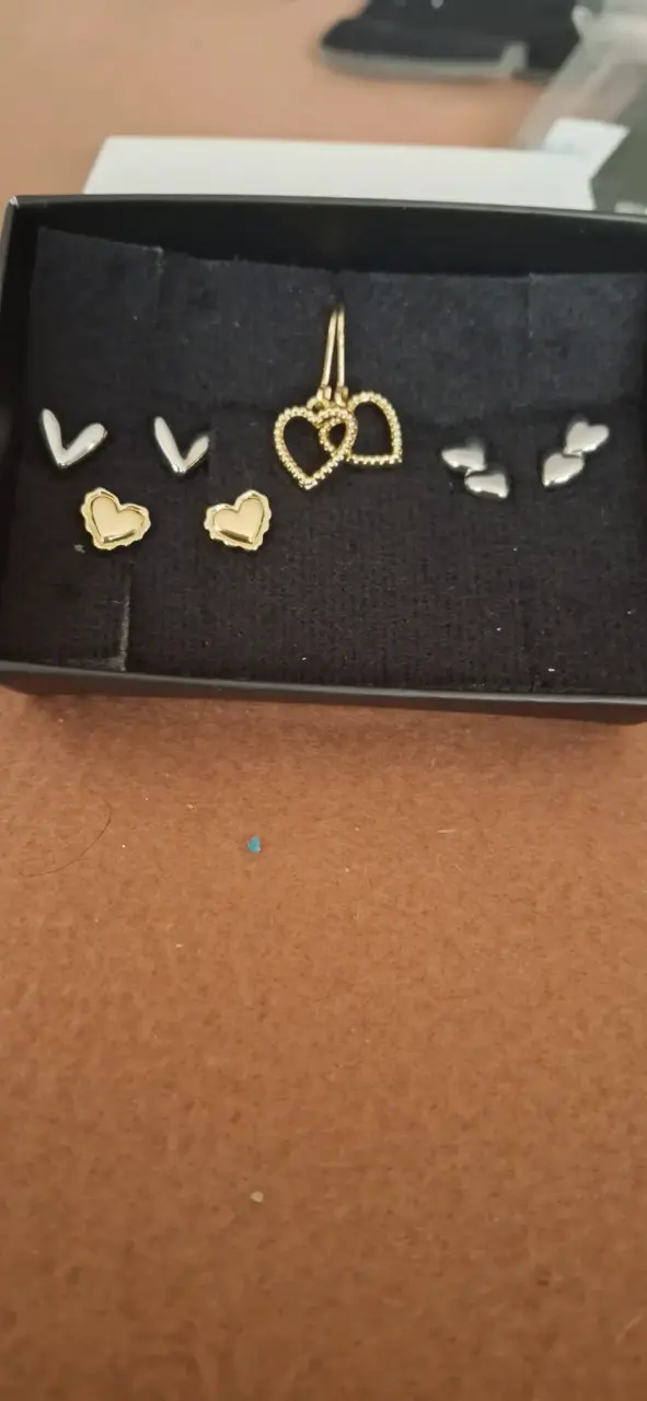 Set de aros con diseño de corazones