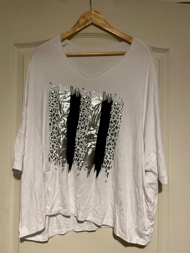 Polera blanca con diseño gráfico - 1