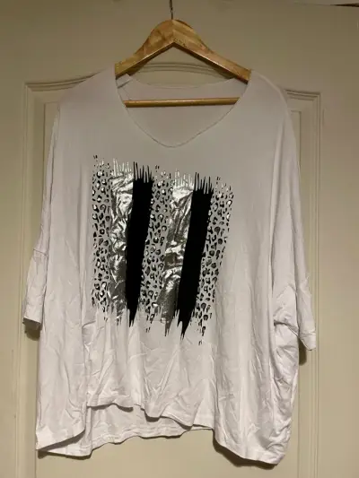 Polera blanca con diseño gráfico - miniatura 1