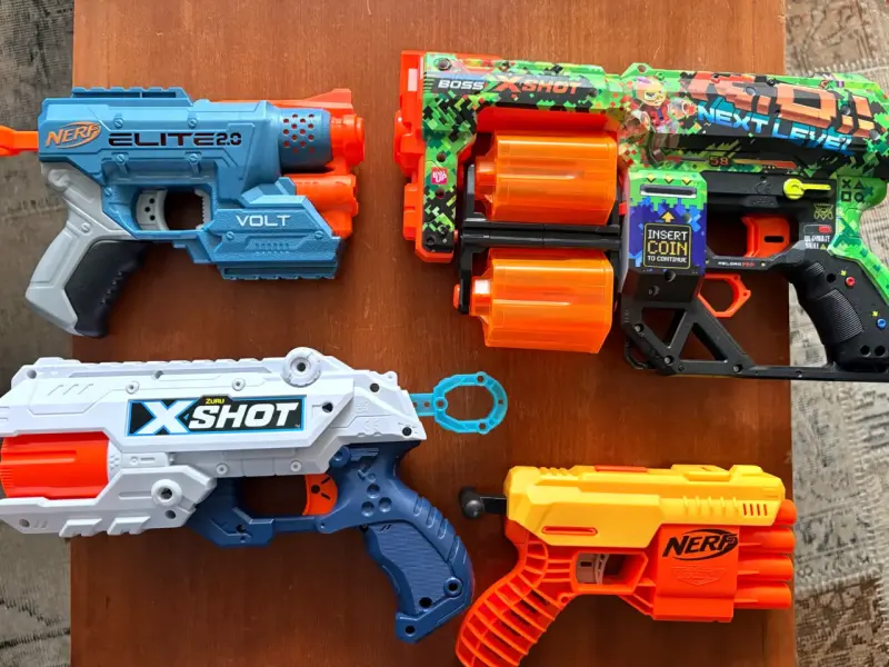 Set de pistolas Nerf coloridas - 1