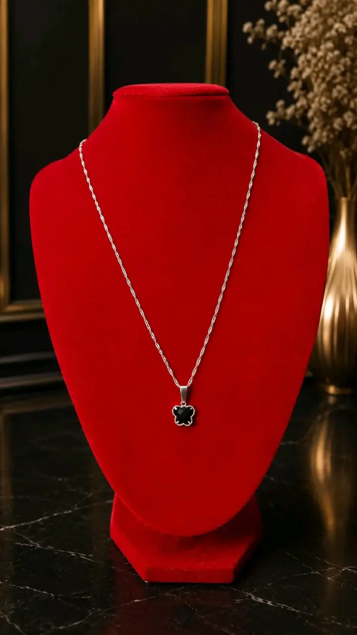 Collar con dije floral negro