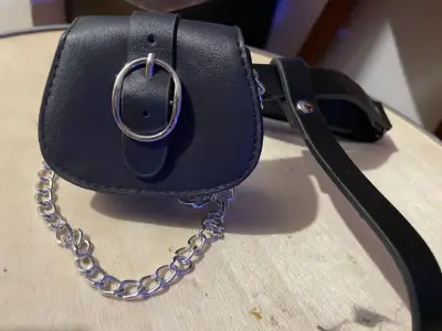 Mini cartera muslera negra con cadena - miniatura 1