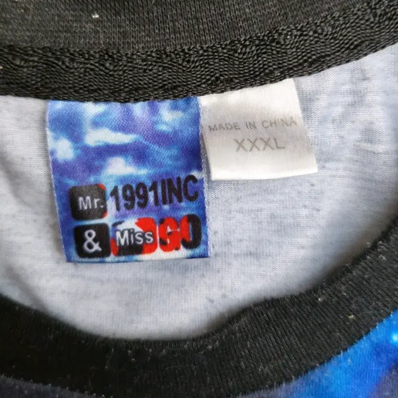 Polera negra con diseño de dragón - 2