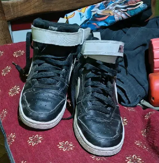 Zapatillas negras con cordones - 1
