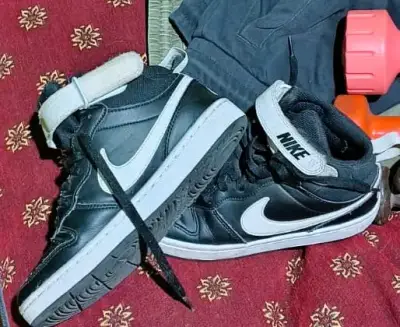 Zapatillas negras con cordones - miniatura 3