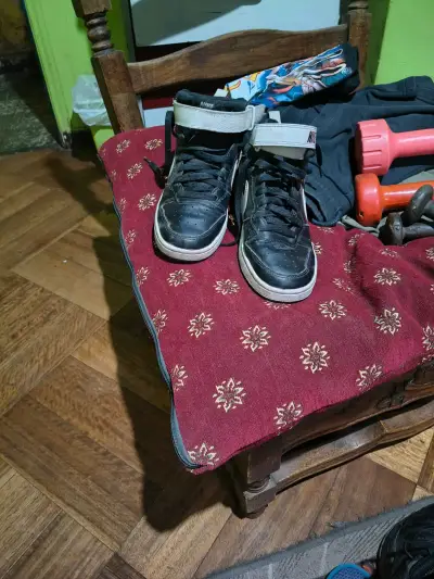 Zapatillas negras con cordones - miniatura 5
