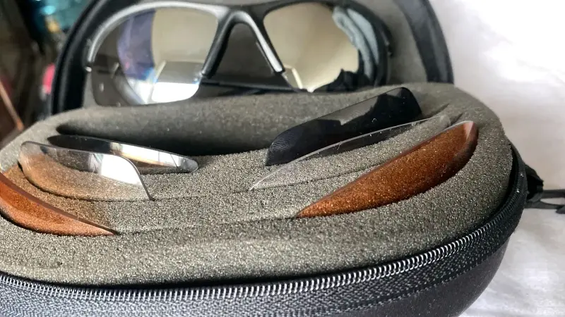 Lentes de sol con estuche - 1