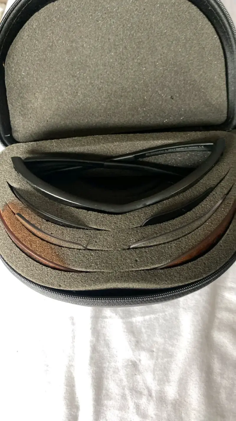Lentes de sol con estuche - 4