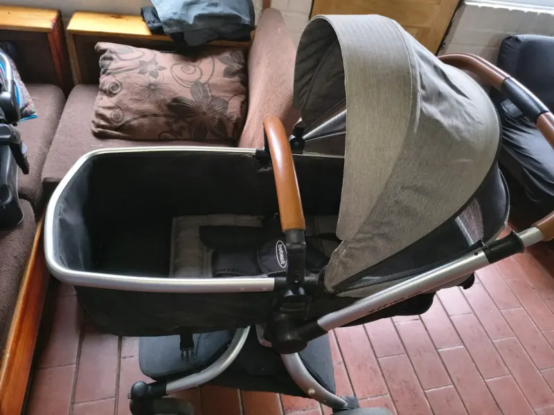 Coche de bebé gris y negro - 2
