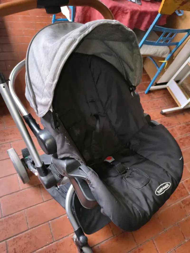 Coche de bebé gris y negro - 3