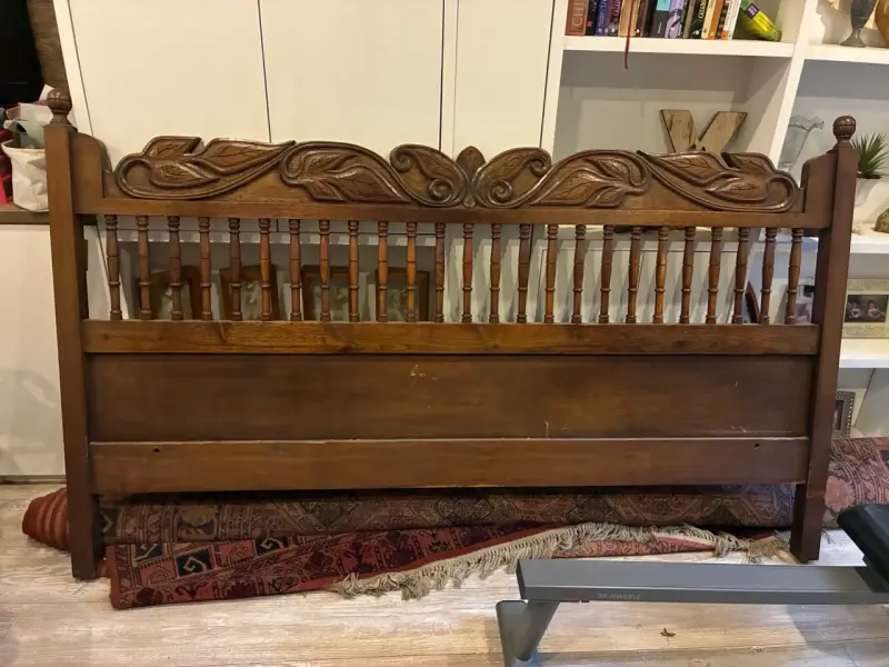 Respaldo de cama de madera tallada