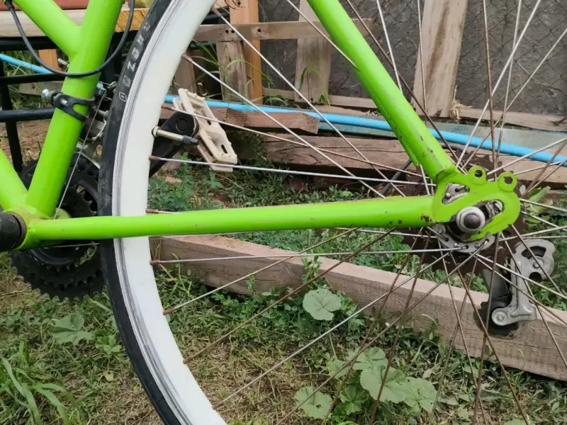Bicicleta verde urbana pistera de ruta. - 2