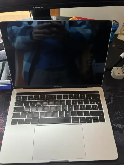 MacBook Pro 13 Touch Bar A1706 (pantalla mala) - miniatura 1