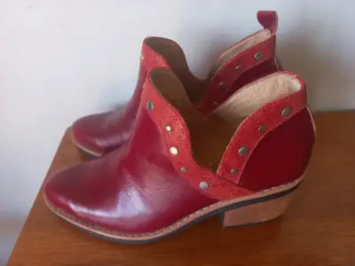 Botines rojos de cuero con tachas - miniatura 1