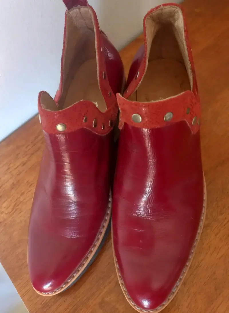 Botines rojos de cuero con tachas - 2