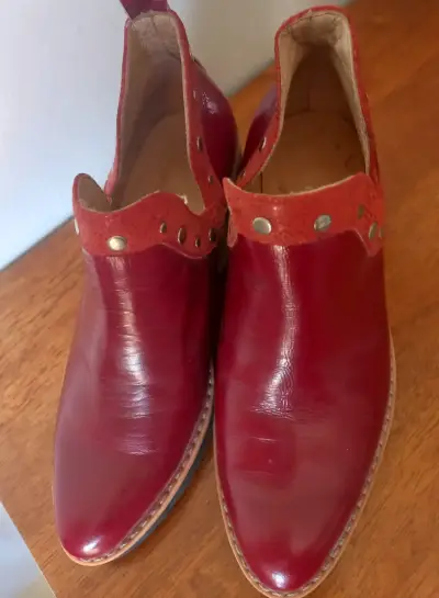 Botines rojos de cuero con tachas - miniatura 2