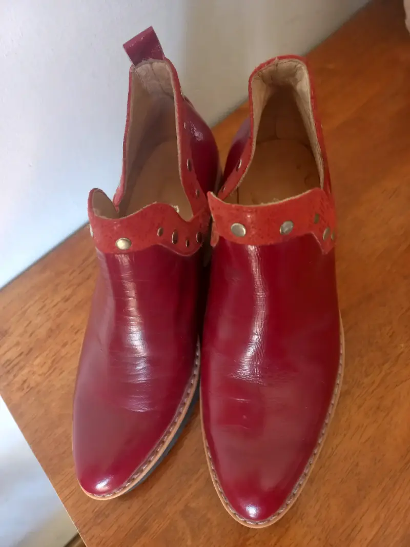 Botines rojos de cuero con tachas - 3