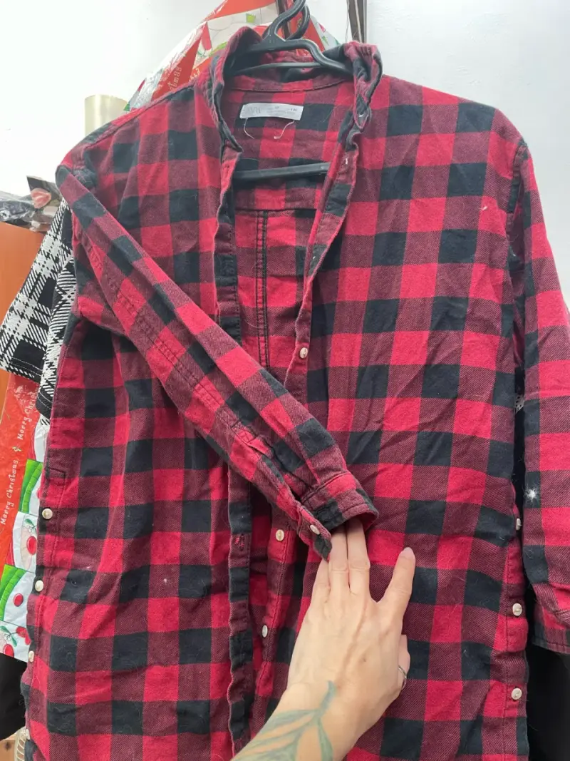 Camisa a cuadros rojo y negro - 2