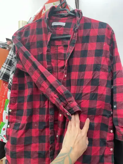 Camisa a cuadros rojo y negro - miniatura 2