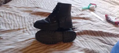 Botas negras de cuero - miniatura 1