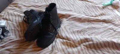 Botas negras de cuero - miniatura 2