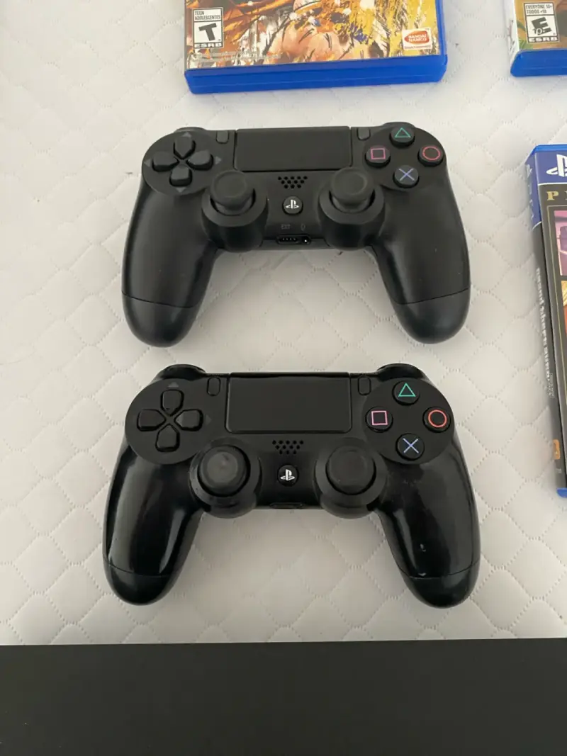 Consola PlayStation 4 con control - 3