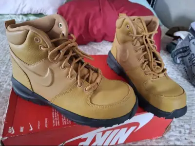 Botas Nike de cuero marrón - miniatura 1