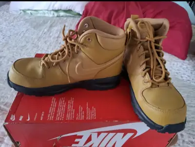 Botas Nike de cuero marrón - miniatura 2